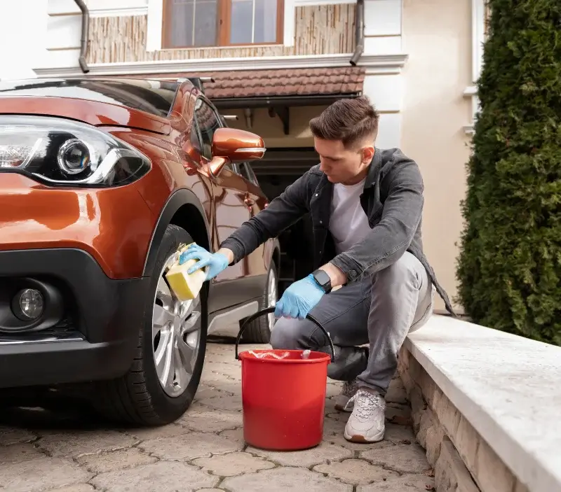 Lavage auto à domicile Frénouville : professionnel intervenant sur un véhicule
